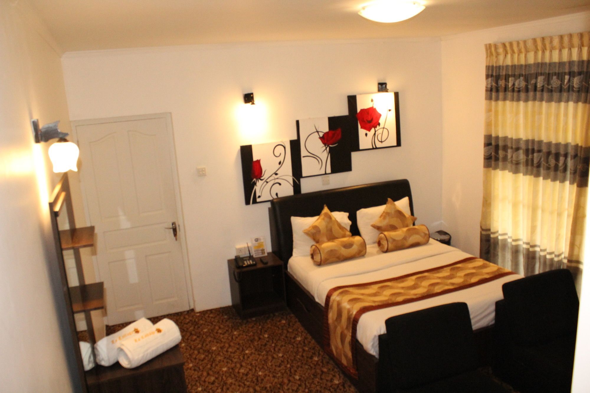 La Cottage Boutique Hotel & Restaurant نوفارا إيلِيا المظهر الخارجي الصورة