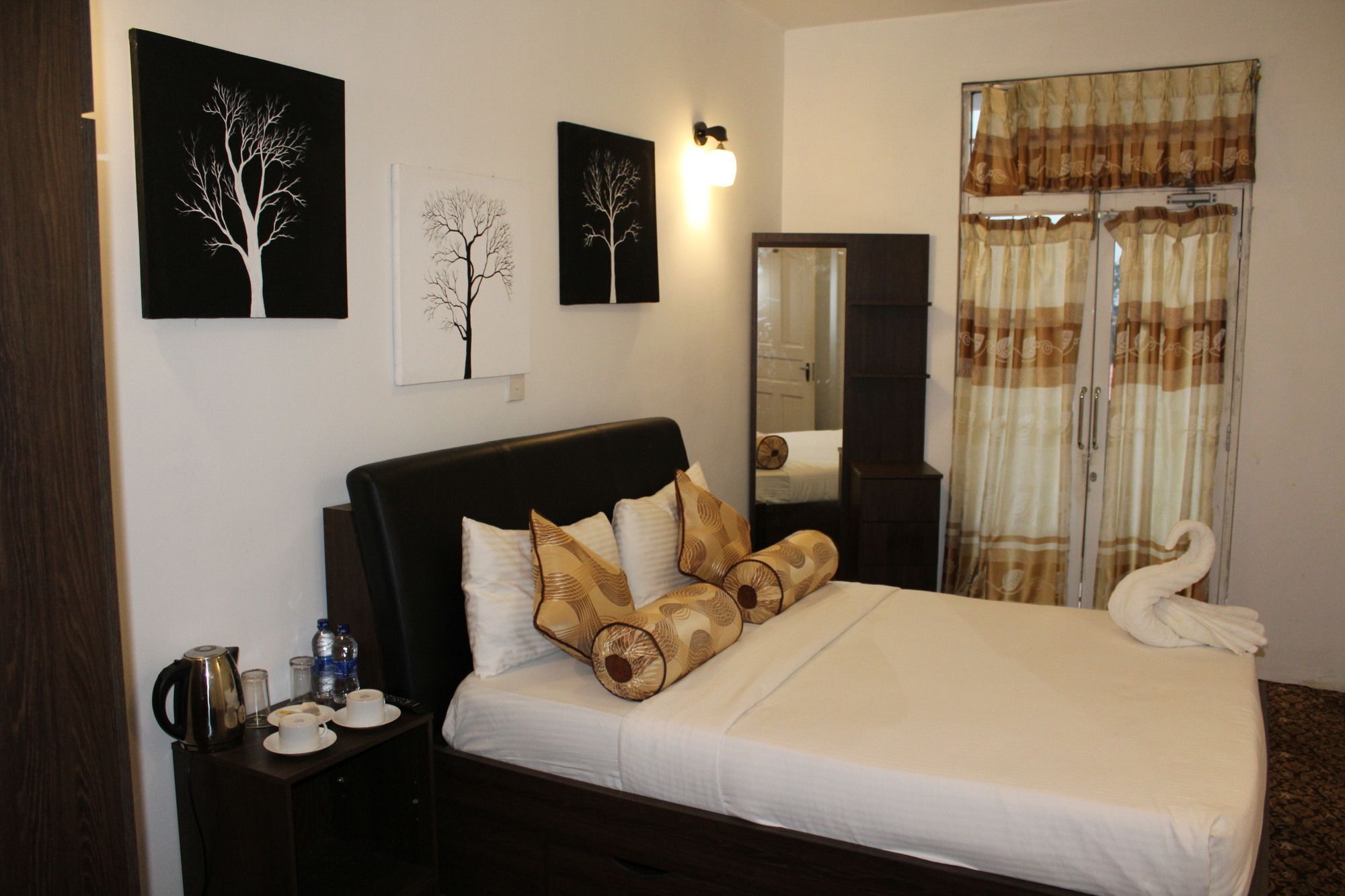 La Cottage Boutique Hotel & Restaurant نوفارا إيلِيا المظهر الخارجي الصورة