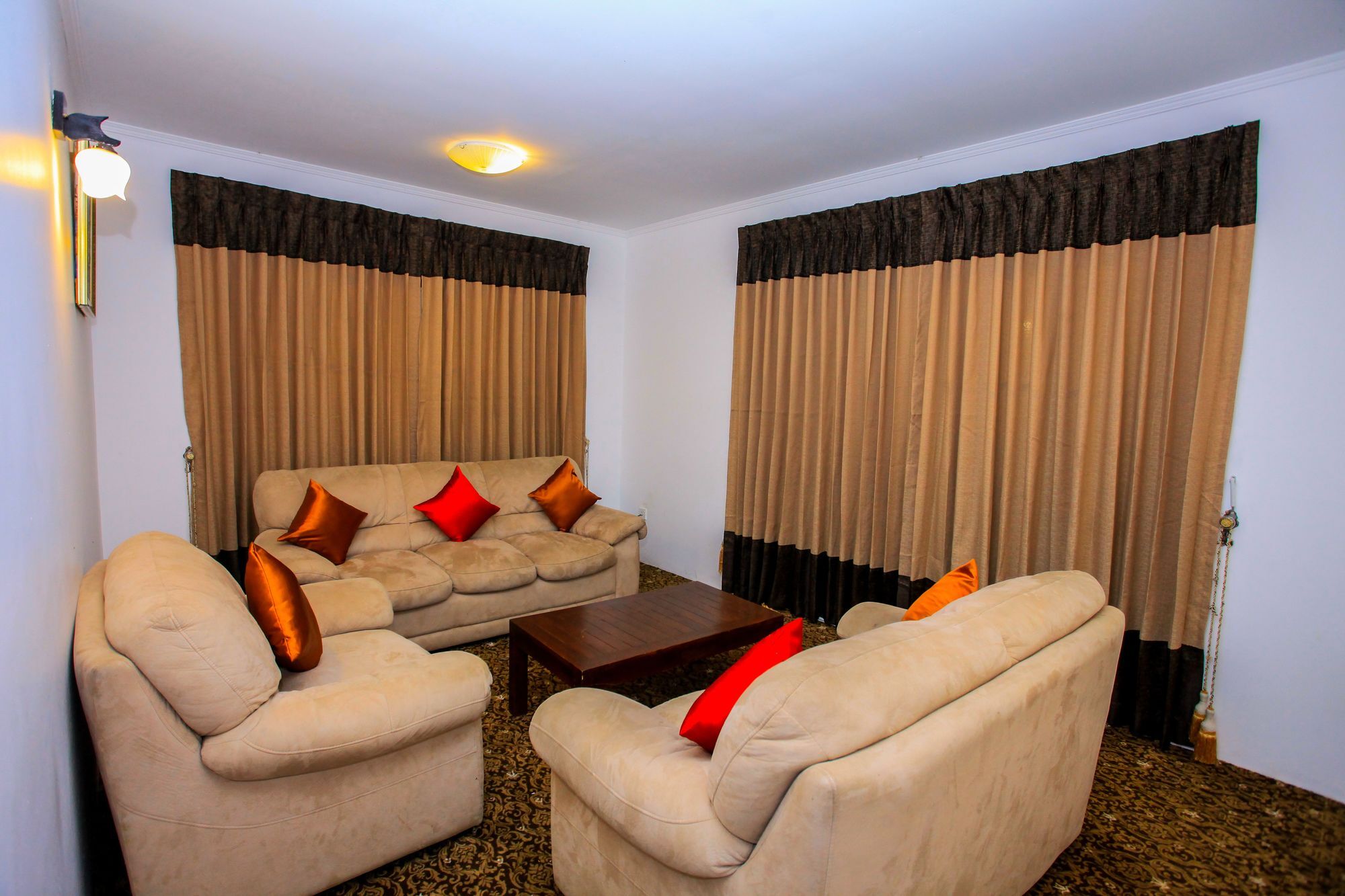La Cottage Boutique Hotel & Restaurant نوفارا إيلِيا المظهر الخارجي الصورة