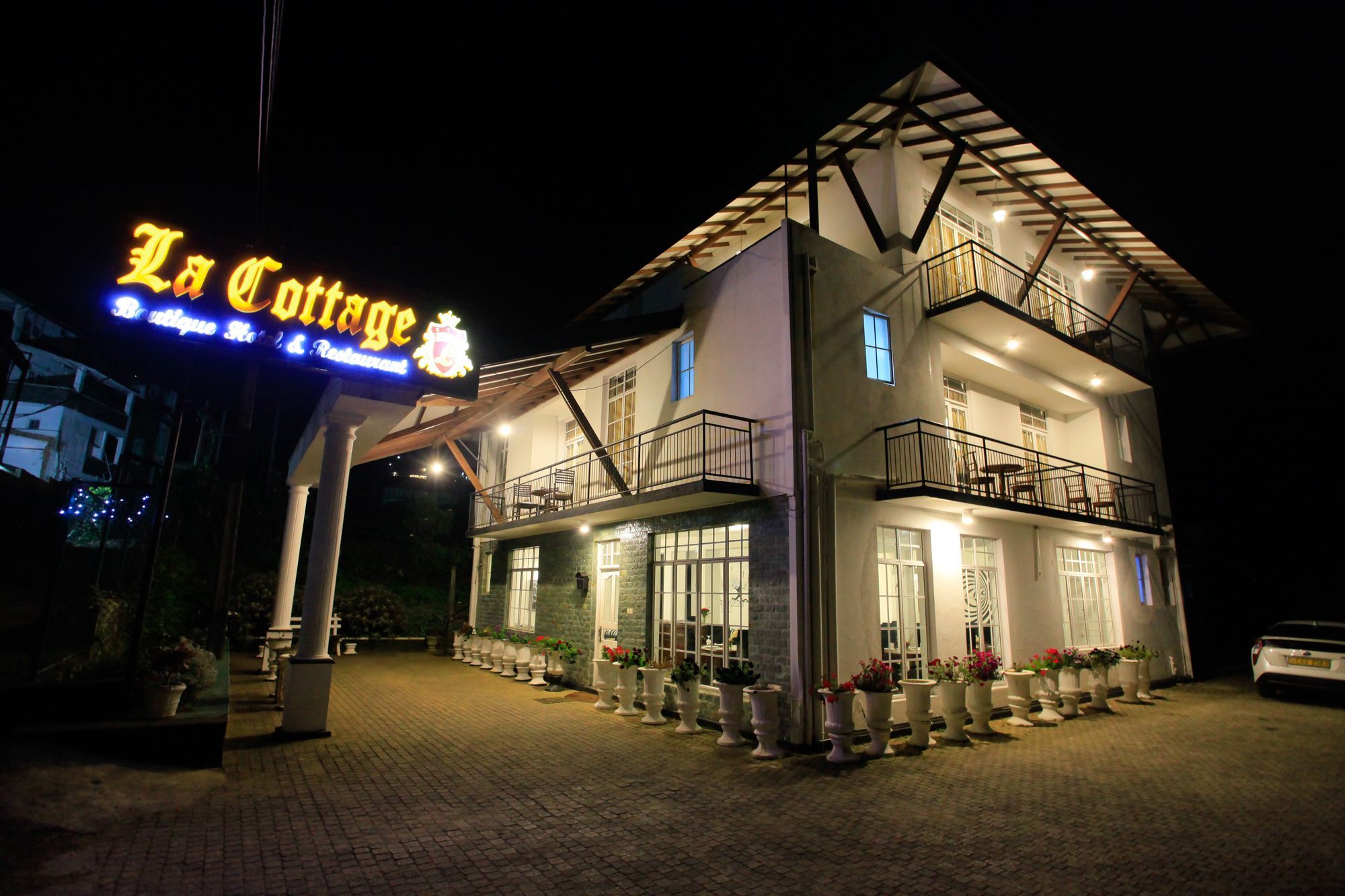 La Cottage Boutique Hotel & Restaurant نوفارا إيلِيا المظهر الخارجي الصورة