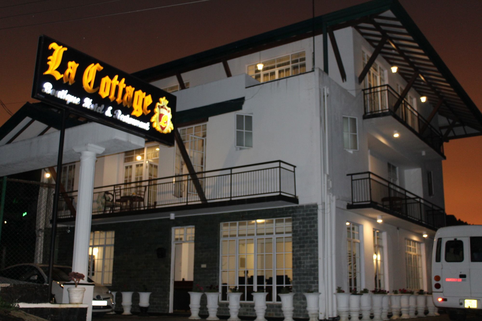 La Cottage Boutique Hotel & Restaurant نوفارا إيلِيا المظهر الخارجي الصورة